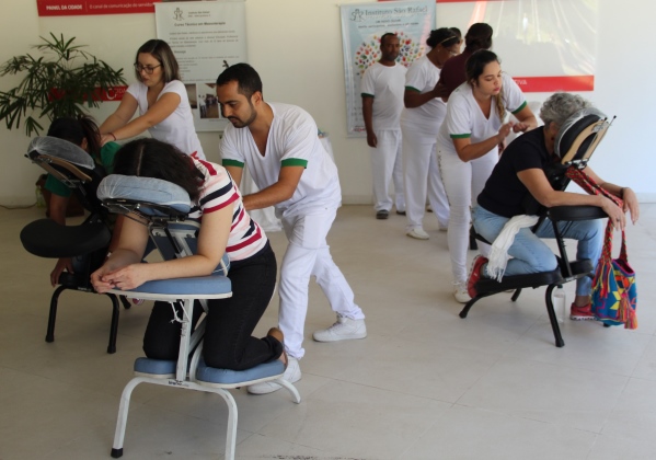 Servidores formaram uma extensa fila para receber a massagem dos alunos do curso técnico profissionalizante de massoterapia. Foto: Franciele Xavier (SEE/MG) Servidores formaram uma extensa fila para receber a massagem dos alunos do curso técnico profissionalizante de massoterapia. Foto: Franciele Xavier (SEE/MG)
